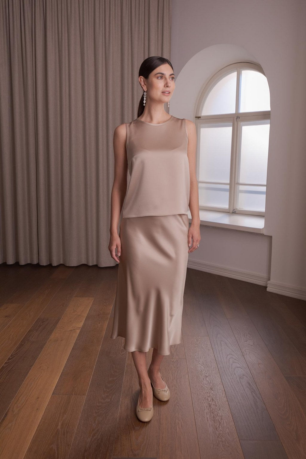 Sleeveless satin top, Latte
