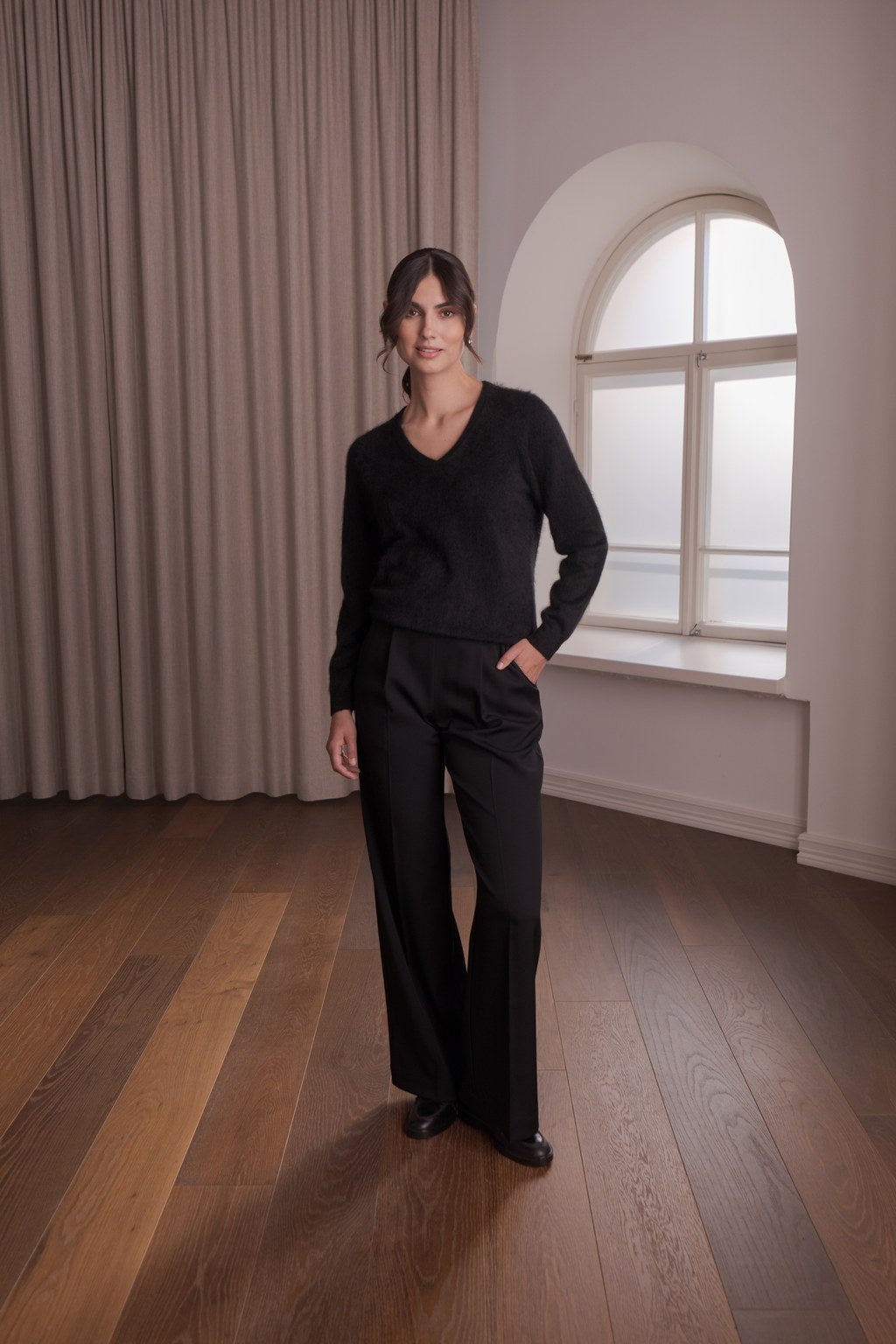 Long-sleeved cashmere sweater with V-neck, Black
