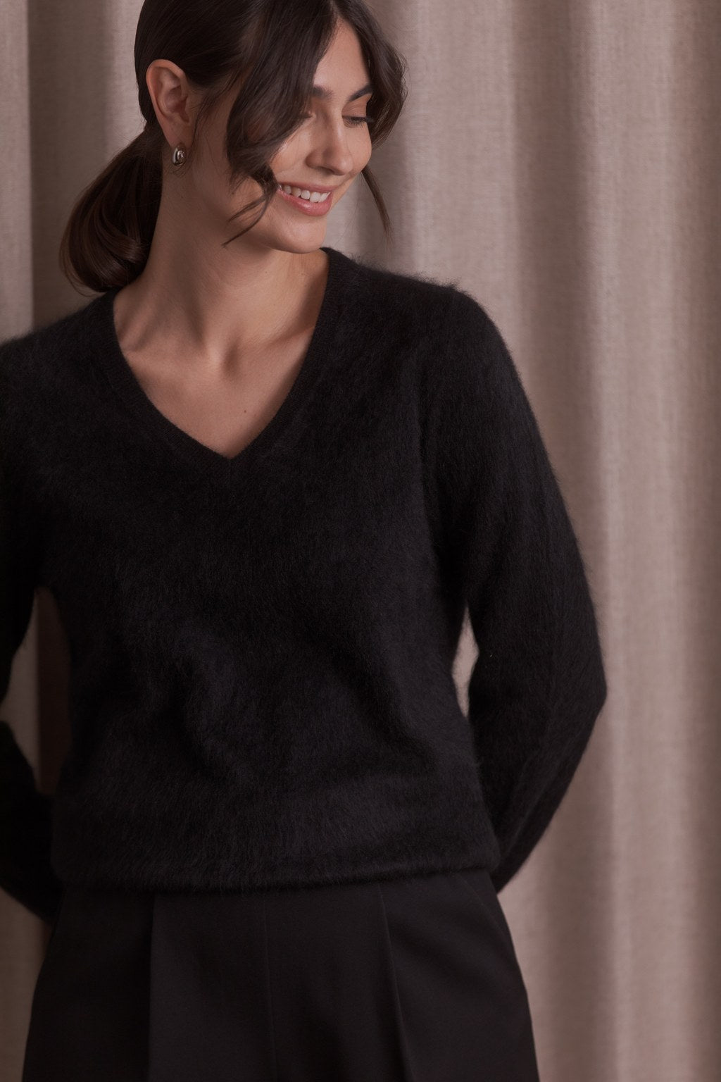 Long-sleeved cashmere sweater with V-neck, Black