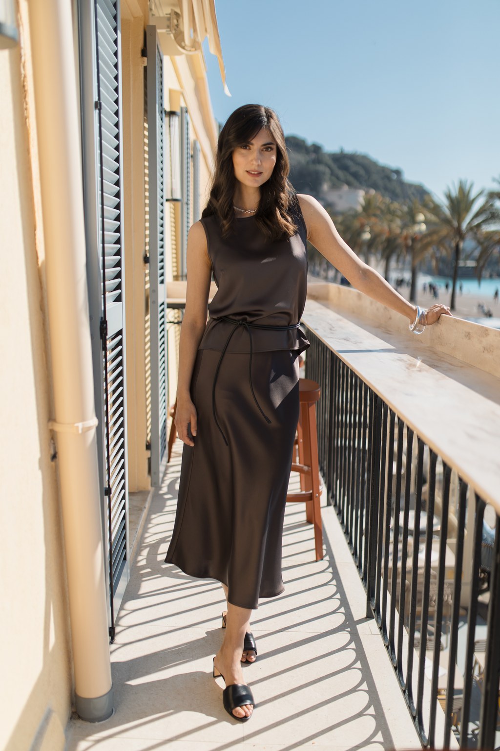 Ruskea midisatiinihame ja satiinitoppi