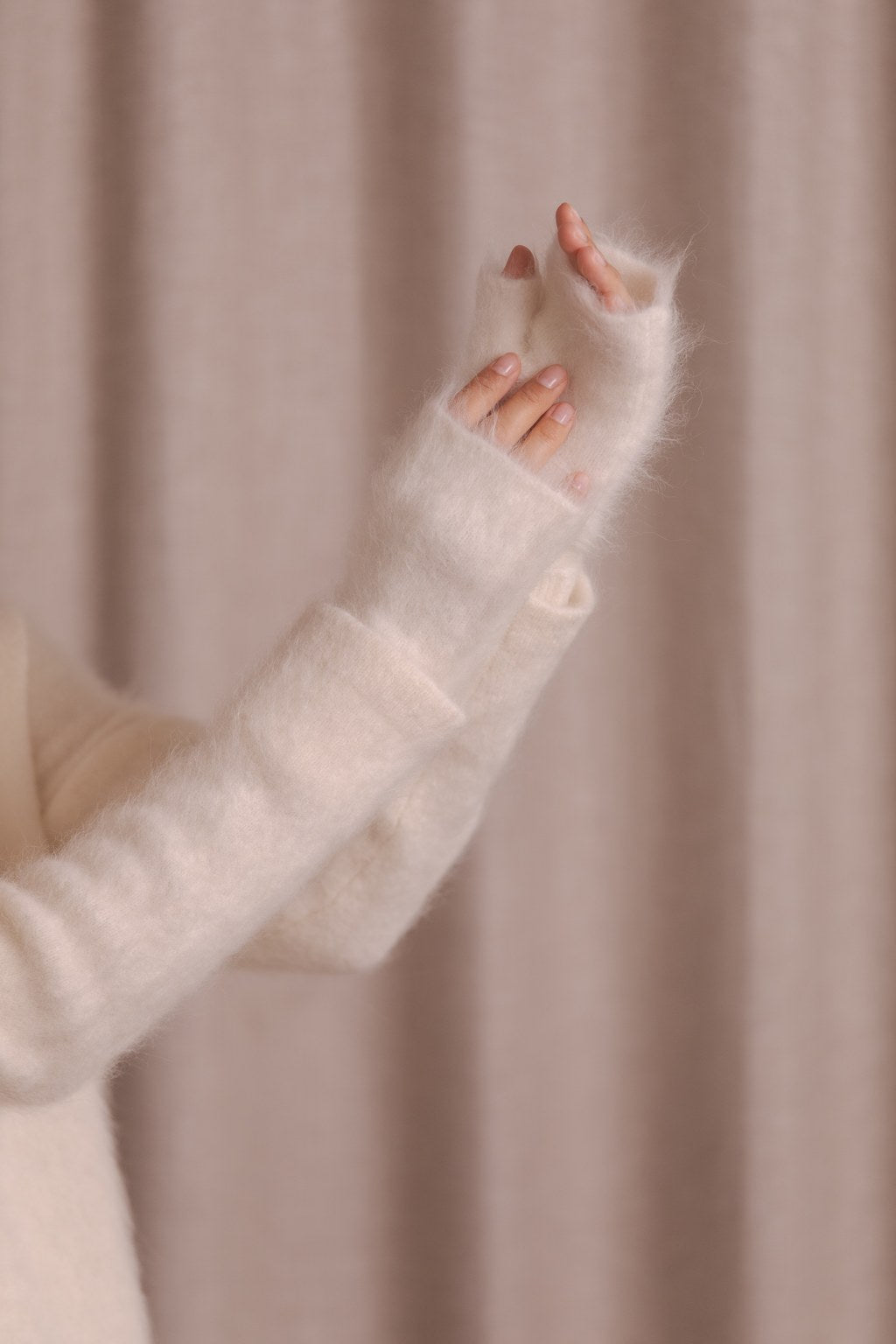 Lähikuva alpakkakynsikkäistä sävyssä cream