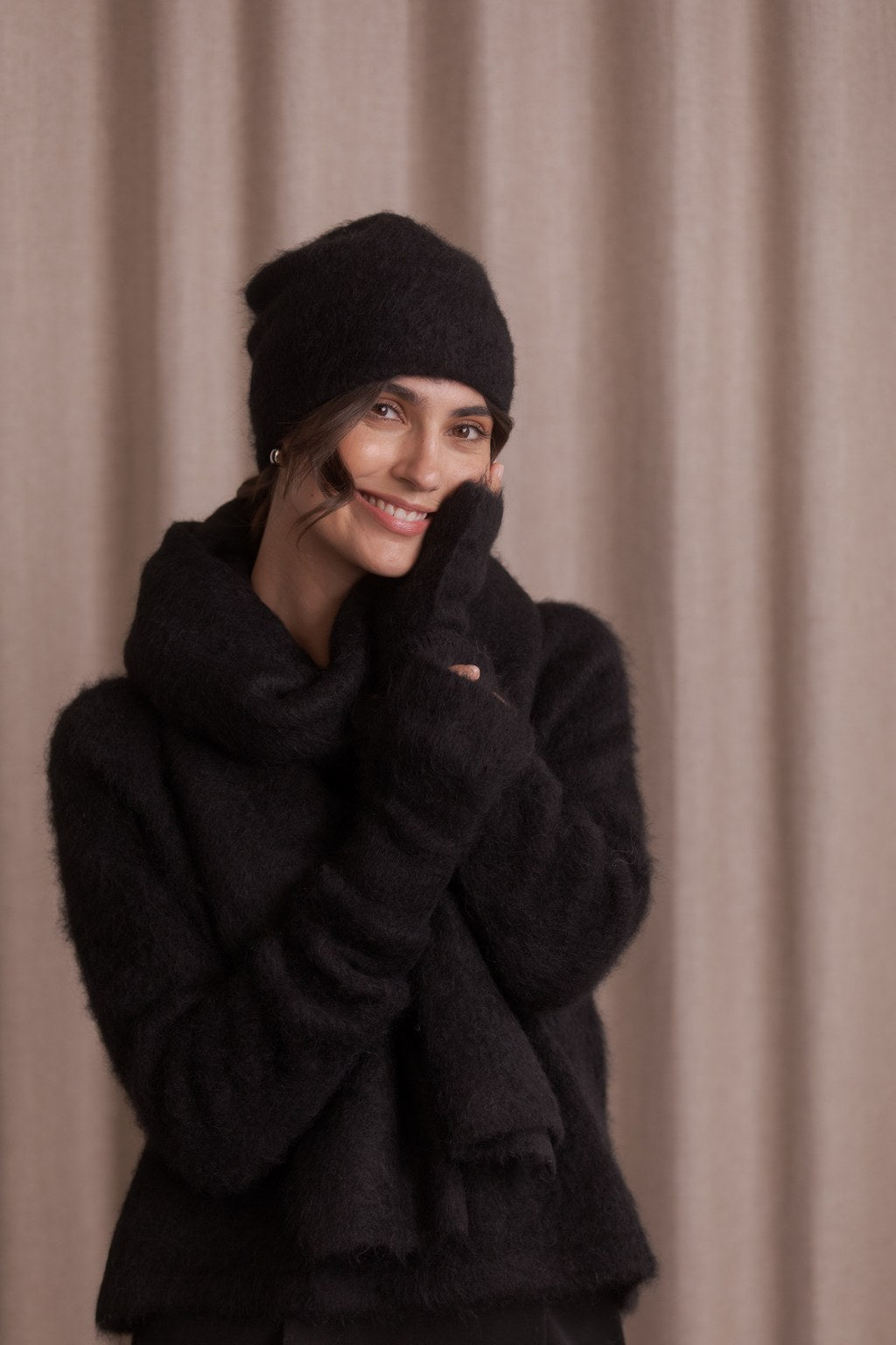 Alpakanvillasta valmistetut mustat sormikkaat, huivi ja pipo