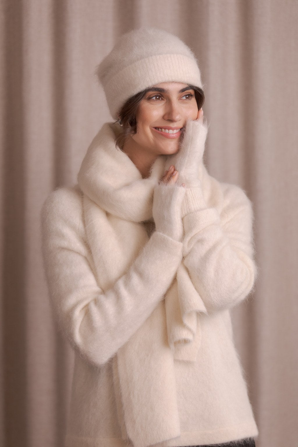 Alpakkasekoitteesta valmistetut kynsikkäät cream-sävyssä