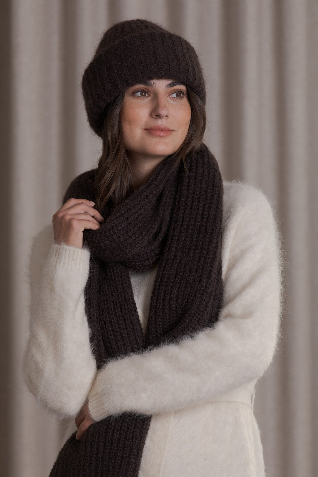 Paksu pipo ja lämmin kaulahuivi, ruskea