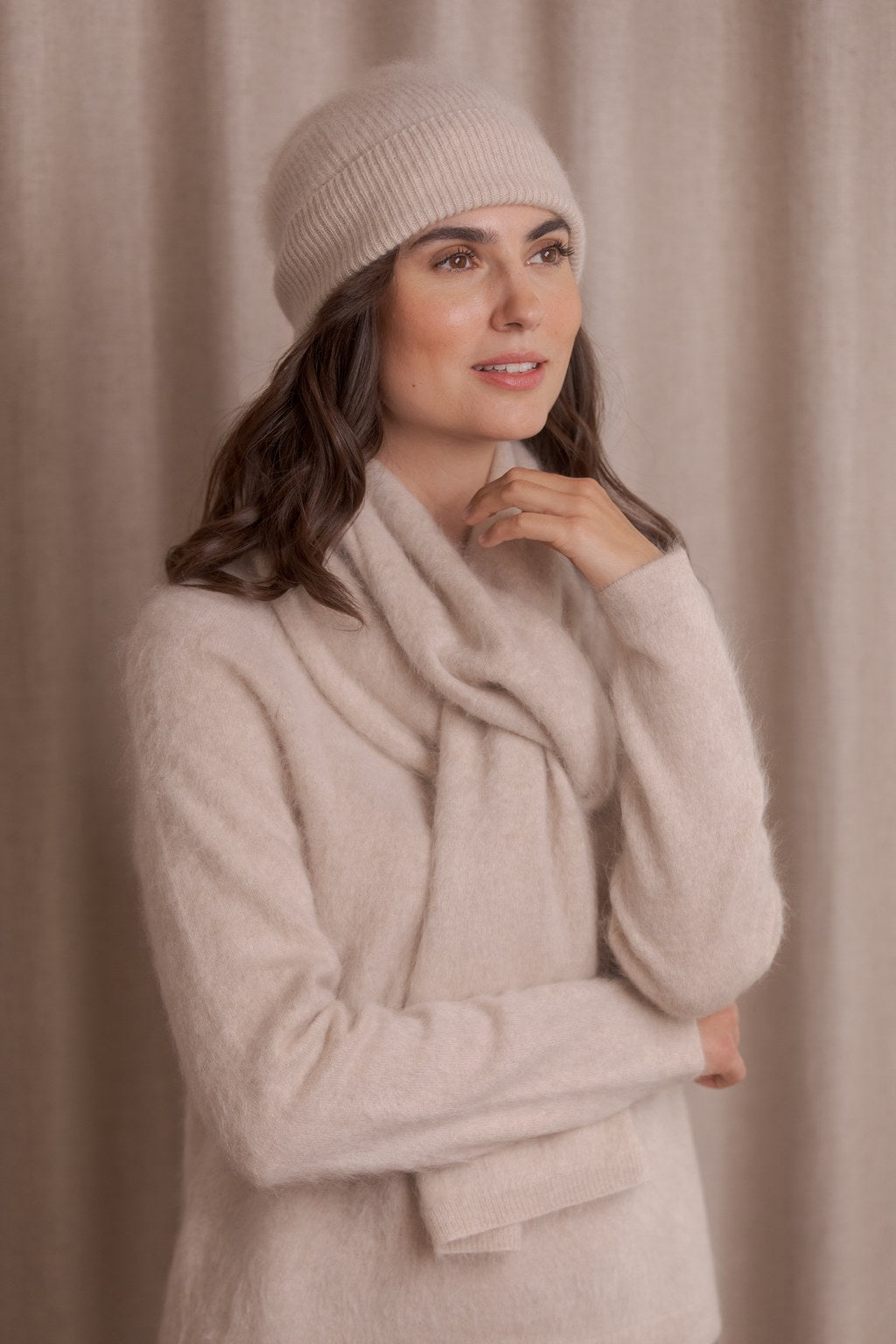 Kashmirvillasta valmistettu latte-värinen huivi ja pipo