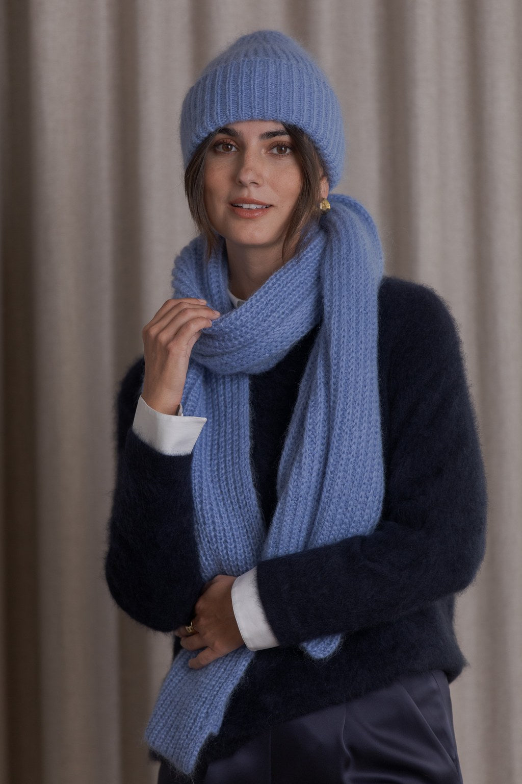 Lämmin vaaleansininen huivi ja pipo