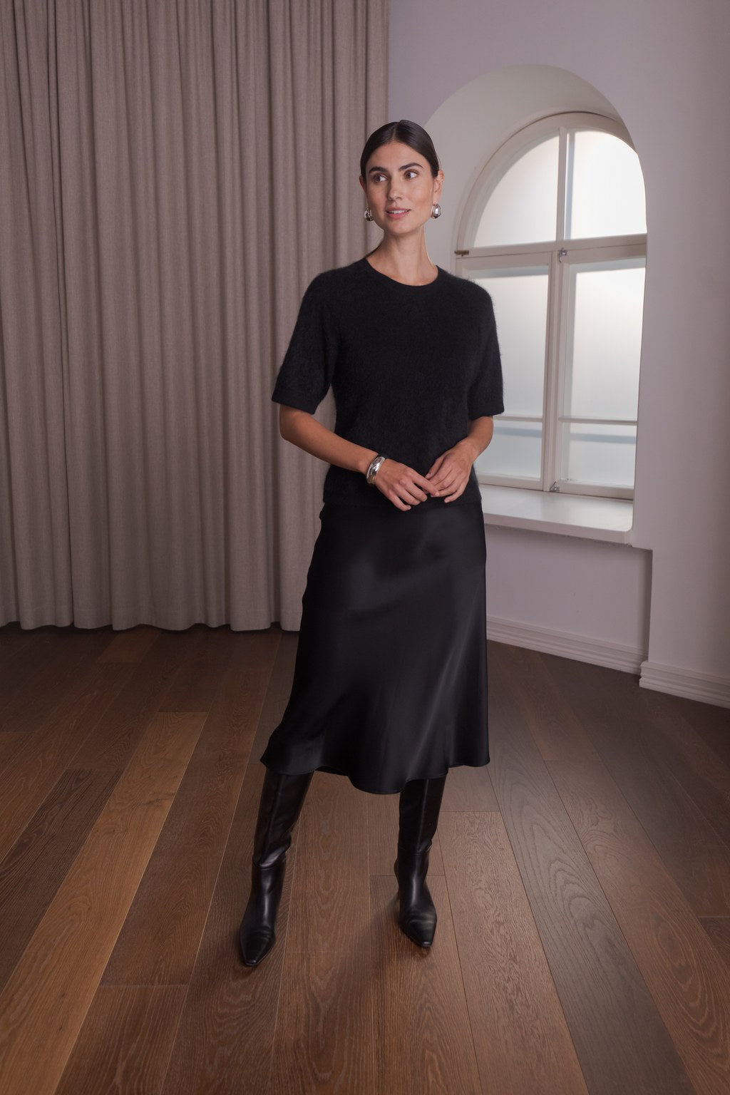 Naisten lyhythihainen harjattu kashmirneule, black