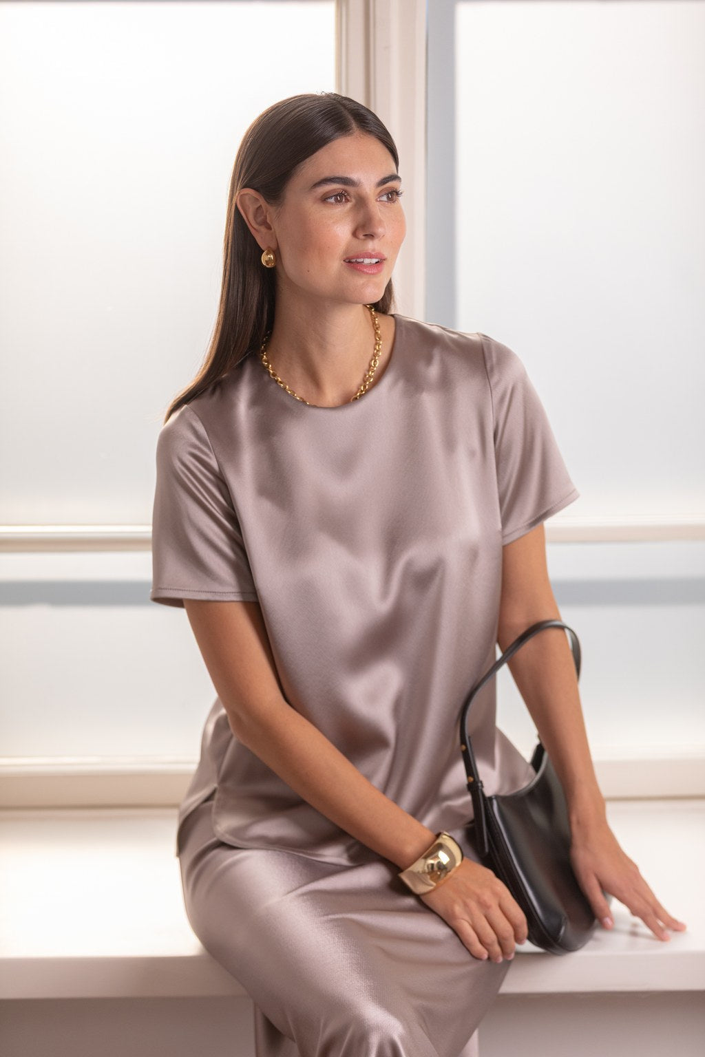 Nainen, jonka päällä triasetaatista valmistettu lyhythihainen satiinipaita sävyssä nougat