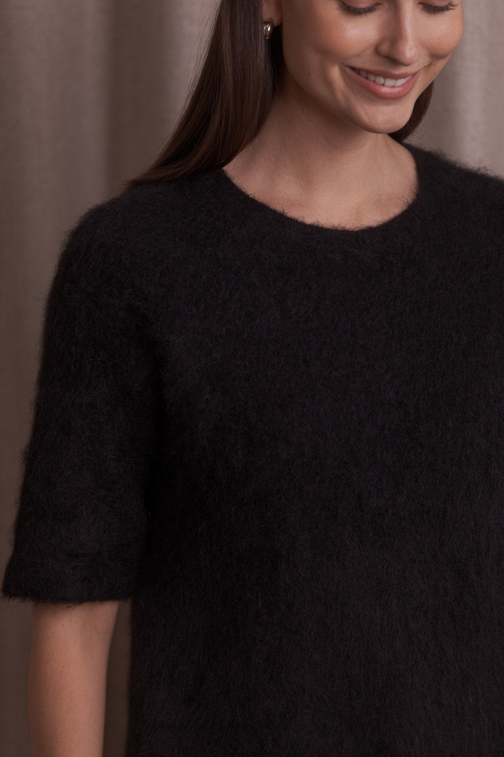 Lähikuva lyhythihaisesta alpakkaneuleesta, black