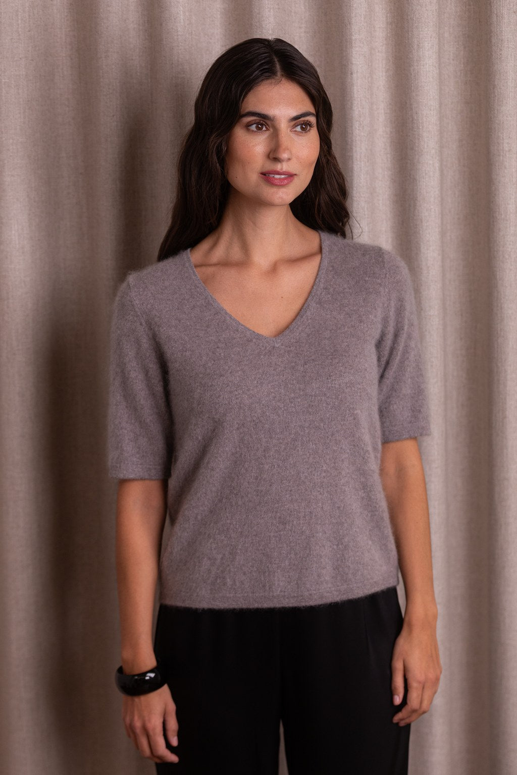 Lyhythihainen kashmirneule v-kaula-aukolla, sävy nougat