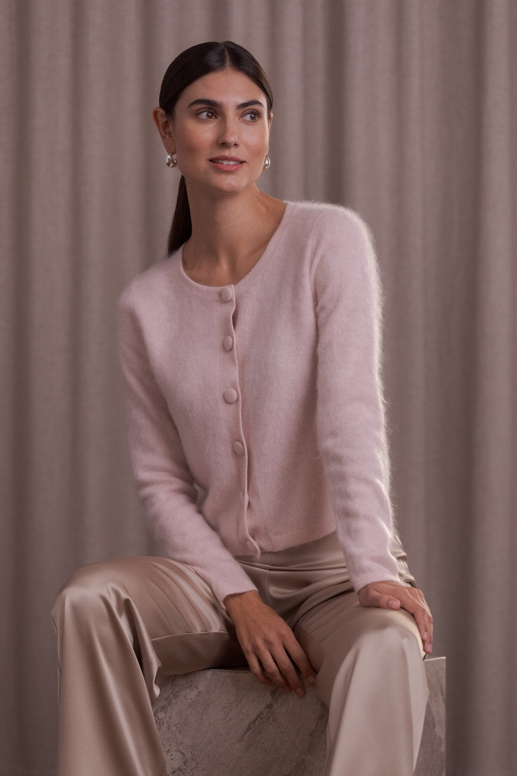 Kashmirista valmistettu pitkähihainen neuletakki sävyssä pale pink