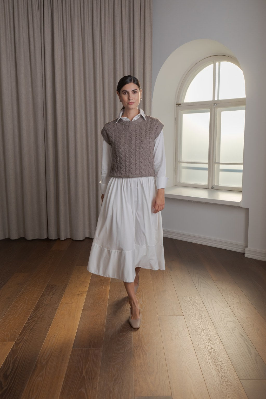 Pitkä valkoinen hame sekä nougat neule