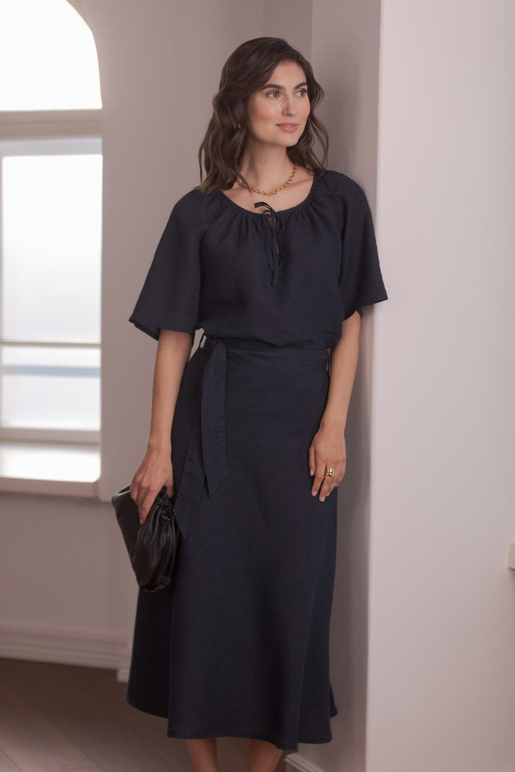 Naisten pellavahame vyöllä leveähihaisen pellavapaidan kanssa