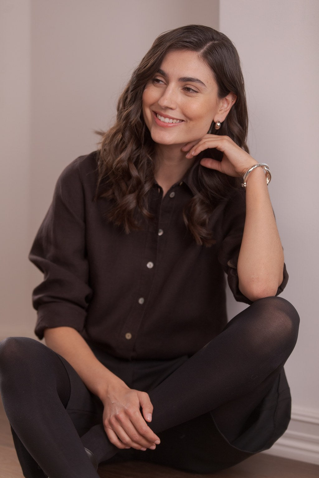 Naisten ruskea kauluspaita laadukkaasta pellavasta