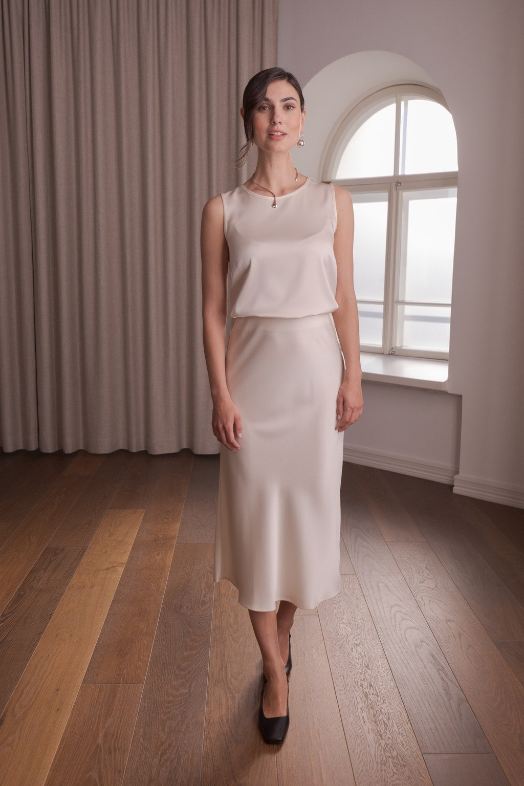 Naisten juhlapukeutuminen, satiinitoppi sekä hame, Cream