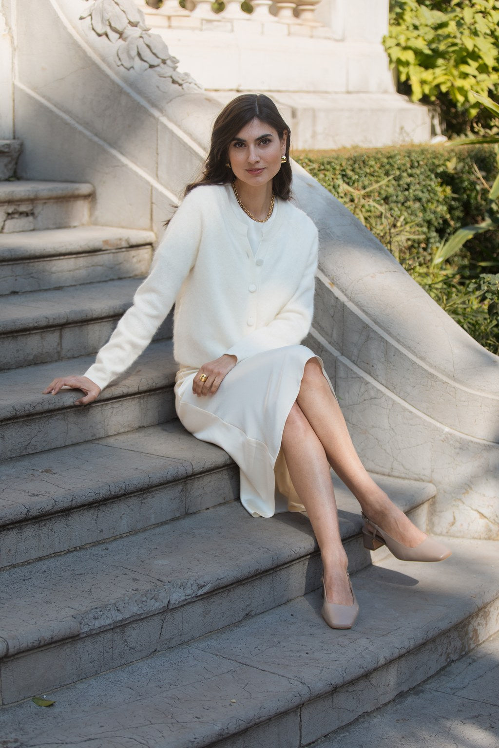 Valkoinen kashmir neuletakki sekä midisatiini hame