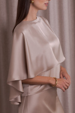 Lähikuva Original Storyn satiinicapesta,  joka valmistettu laadukkaasta triasetaatista. Sävynä latte