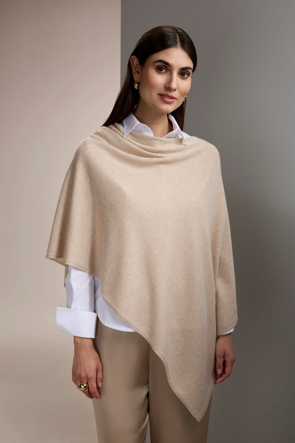 Kashmirista valmistettu poncho, latte.