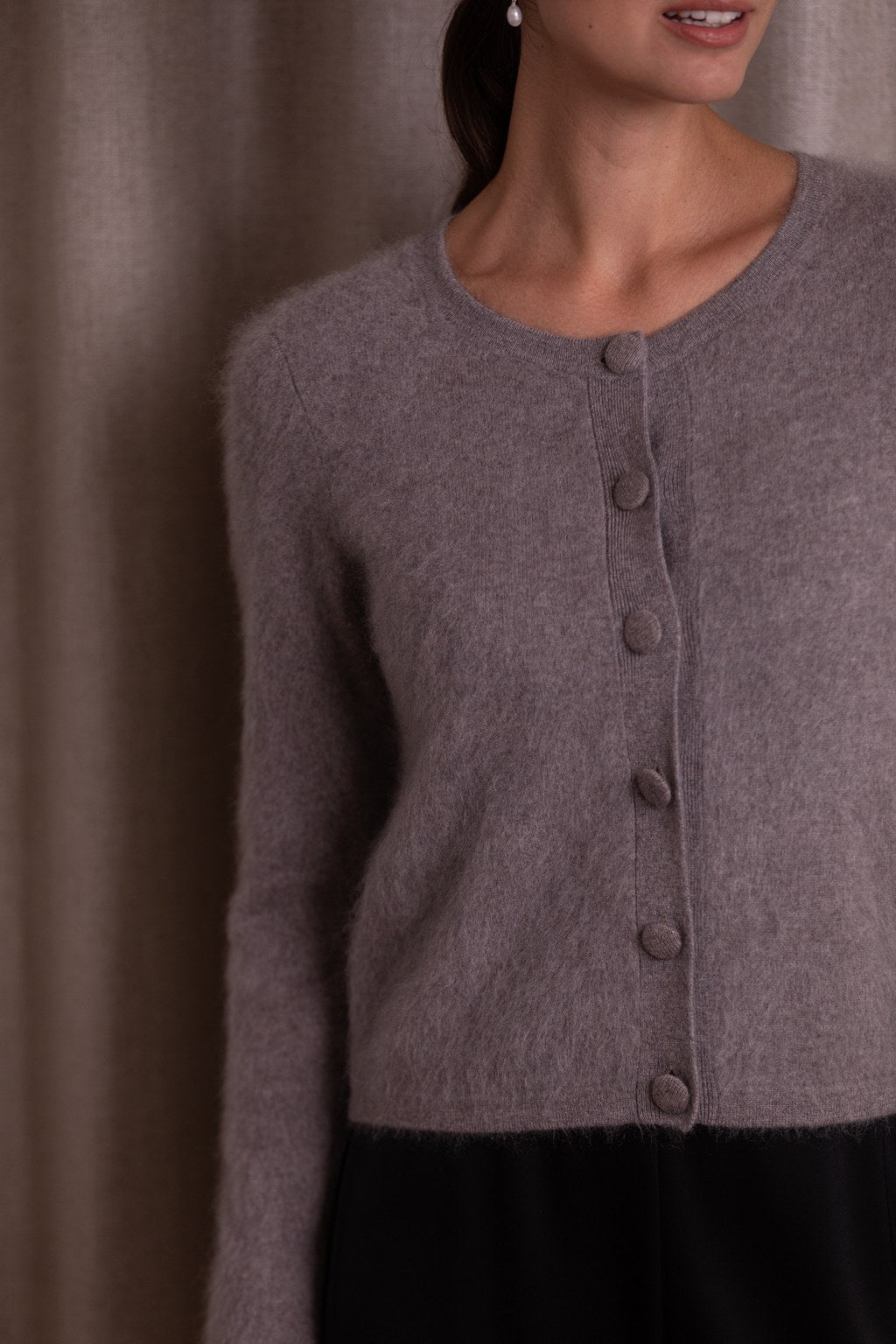 Lähikuva Original Storyn pitkähihaisesta kashmirneuletakista, nougat