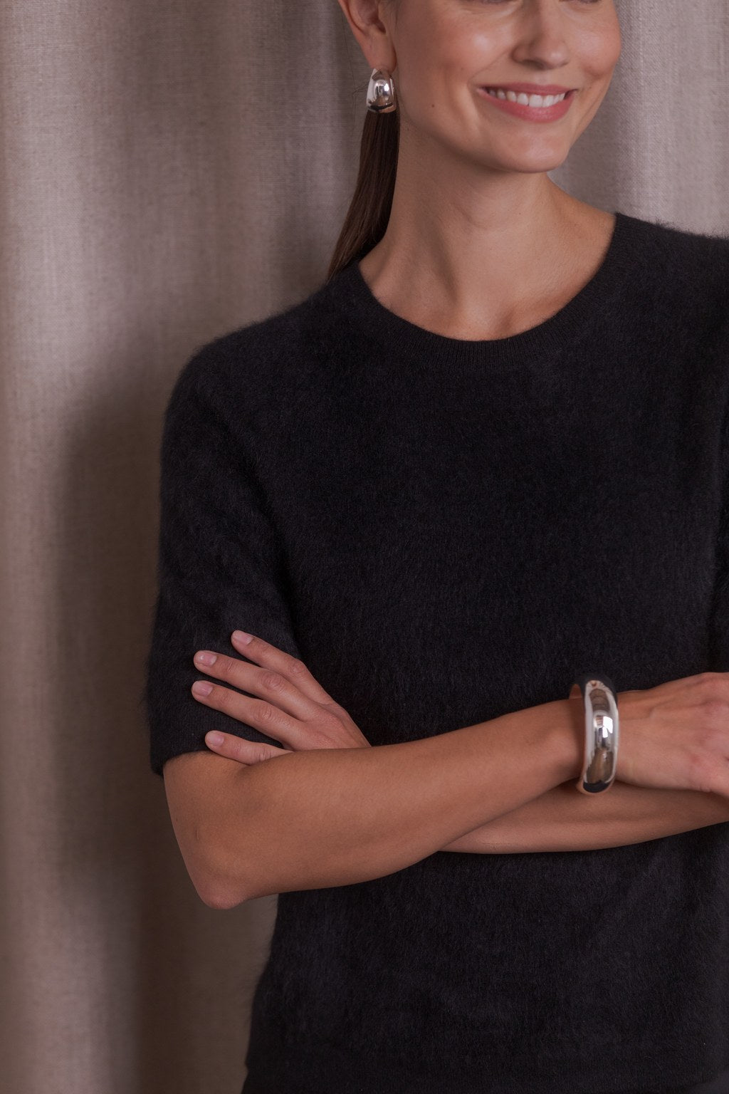 100 % kashmirneule, jossa lyhyet hihat ja harjattu pinta, sävyssä black.