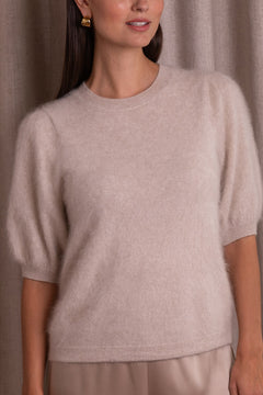 Kashmirista valmistettu lyhythihainen neule, jossa puhvihihat. 