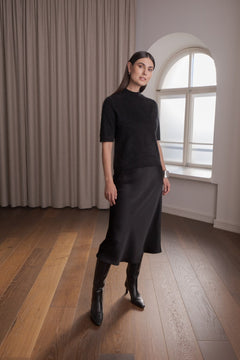 Lyhythihainen kashmirneule puolipoolokauluksella, sävyssä black