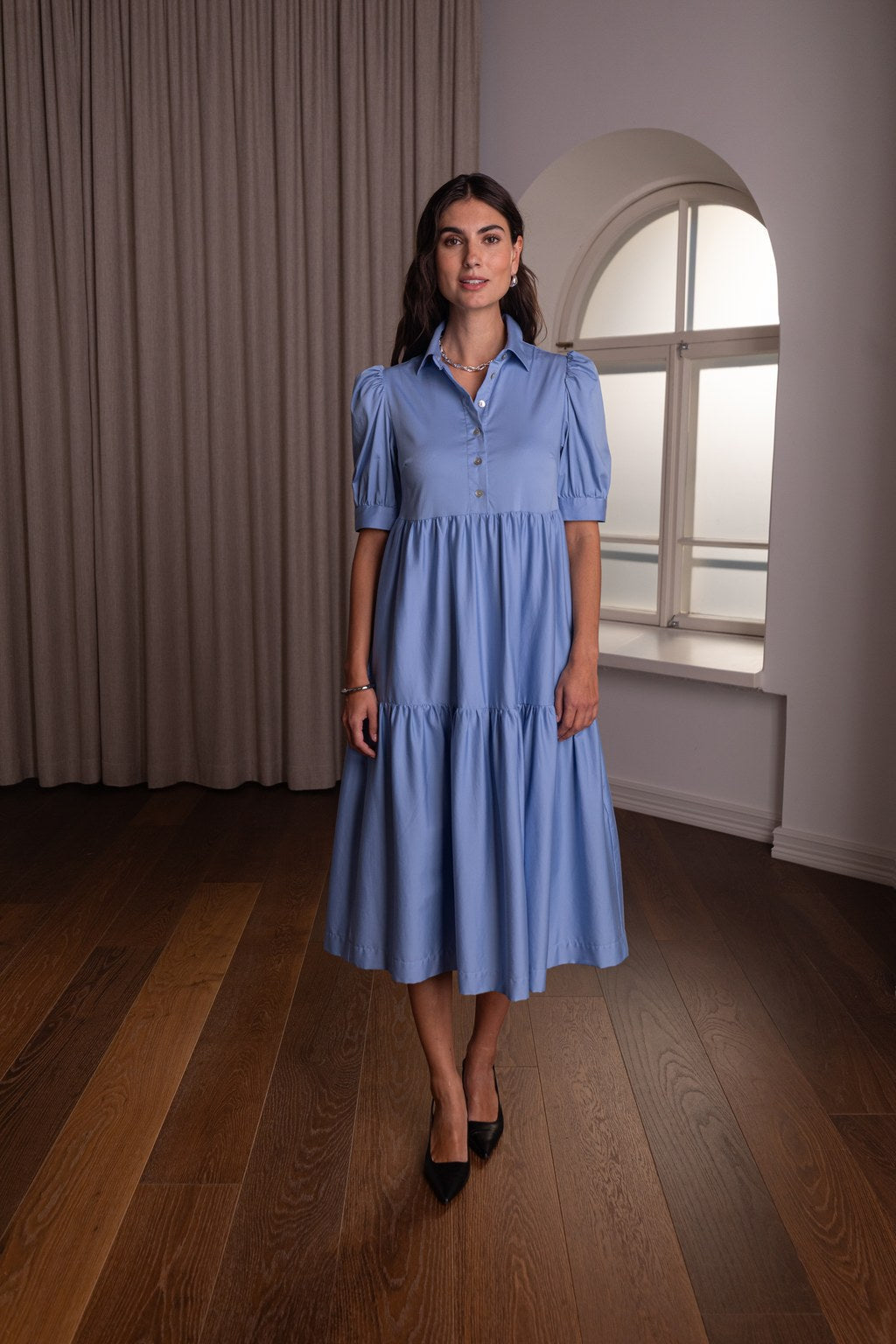 Puuvillasekoitemekko, jossa lyhythihaiset puhvihihat, sävy sky.