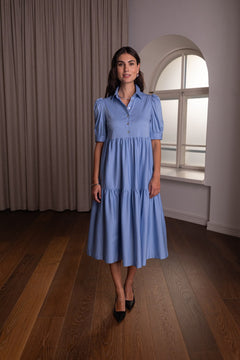 Puuvillasekoitemekko, jossa lyhythihaiset puhvihihat, sävy sky.