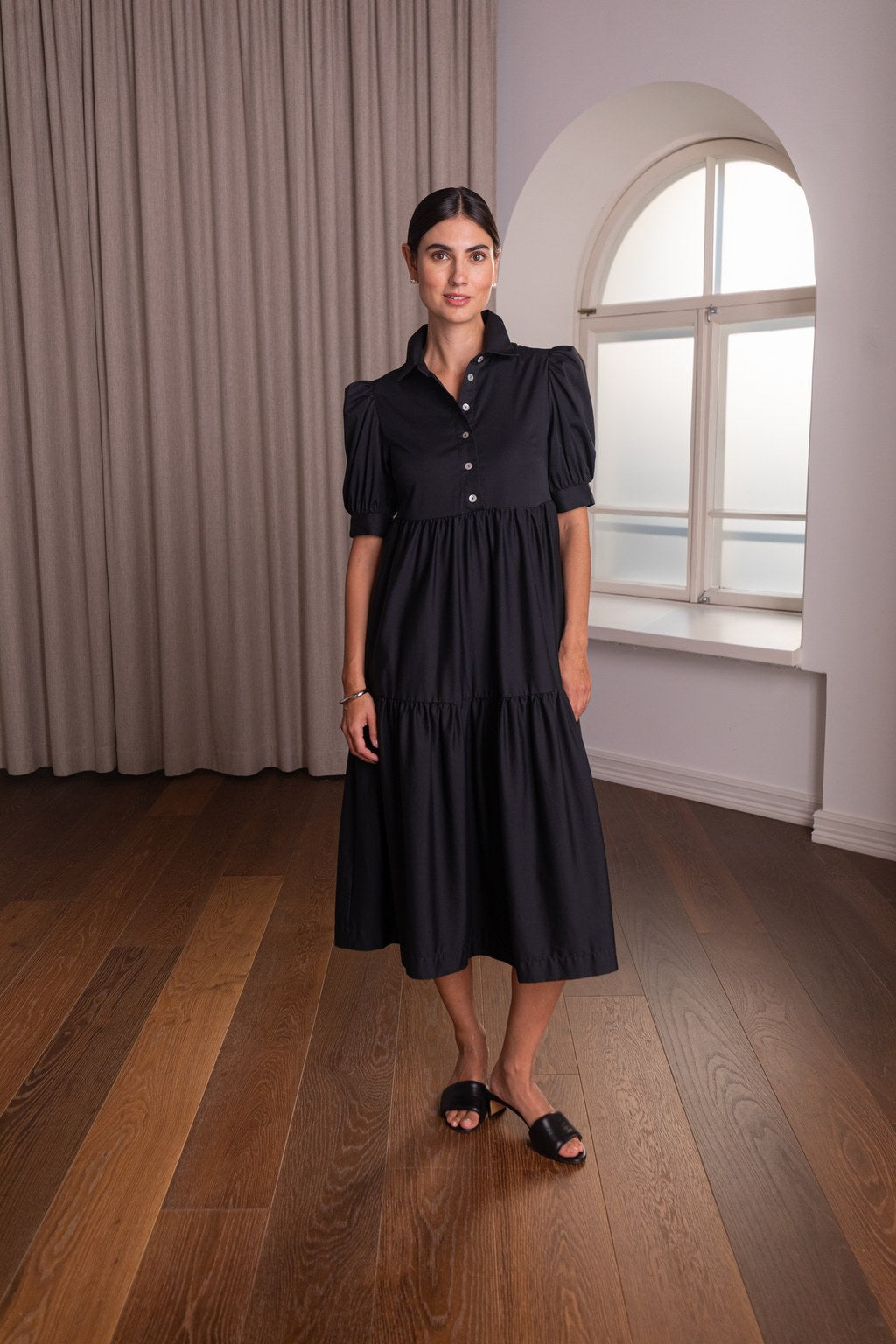 Original Storyn musta puuvillasekoitemekko, jossa lyhyet hihat.