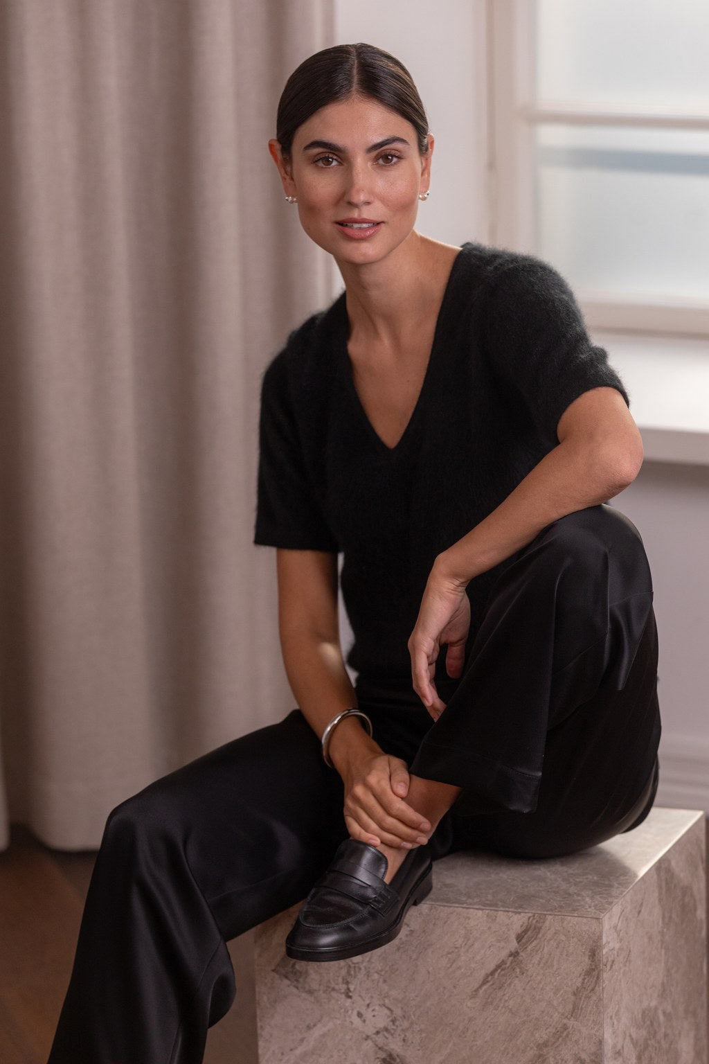 Nainen, jonka päällä Original Storyn lyhythihainen kashmirneule, jossa v-aukko.