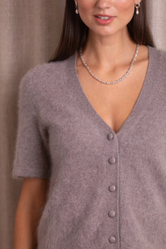 Kashmirista valmistettu v-kaula-aukkoinen neuletakki, joka on sävyssä nougat.