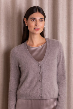 Pitkähihainen kashmirneuletakki, jossa v-kaula-aukko, sävy nougat