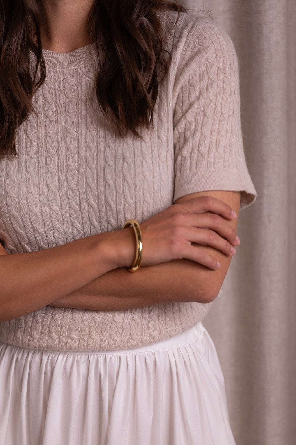 Kashmirista valmistettu palmikkoneule sävyssä latte.