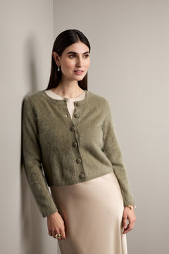 Nainen, jolla pitkähihainen kashmirneuletakki, light olive.