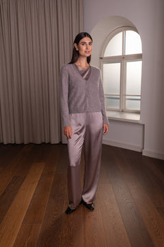 Original Storyn pitkähihainen v-kaula-aukkoinen kashmirneuletakki sekä leveälahkeiset satiinihousut, sävyssä nougat