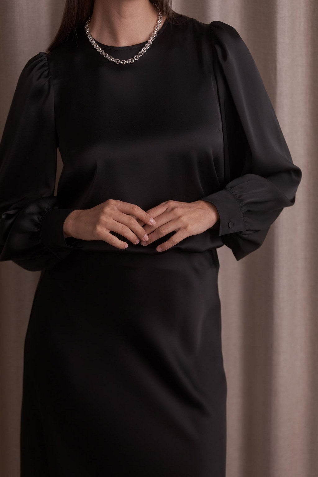 Pitkähihainen satiinipaita puhvihihalla sävyssä black