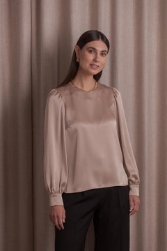 Pitkähihainen satiinipaita puhvihihalla sävyssä latte