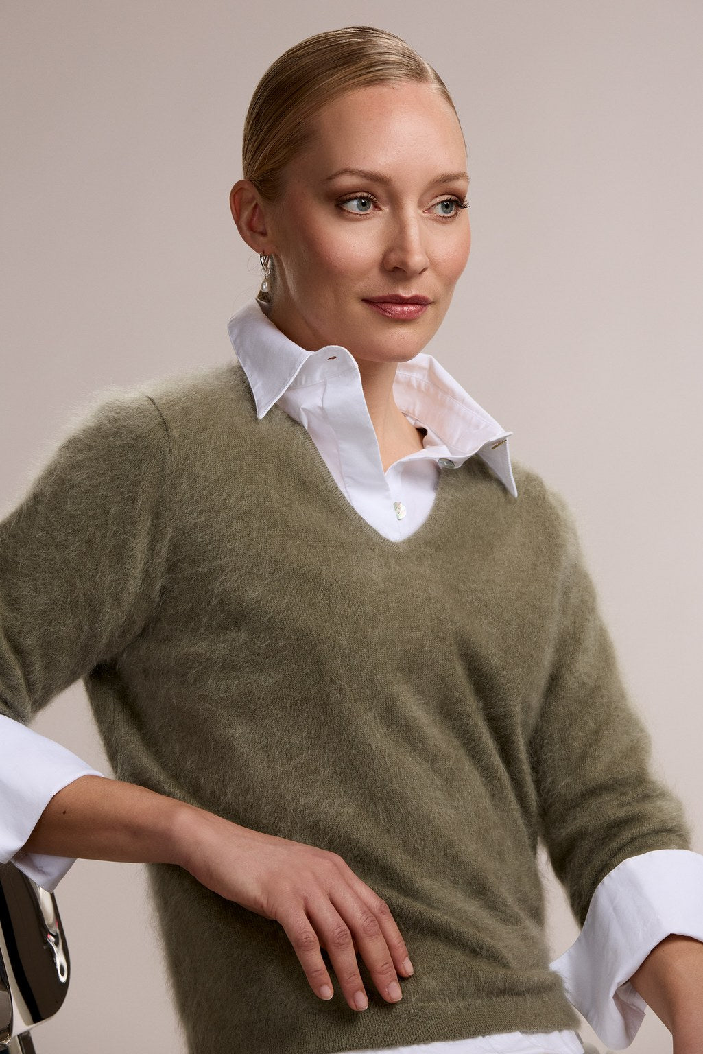 Pitkähihainen harjattu kashmirneule V-kaula-aukolla, Light olive