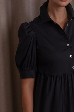 Lähikuva Original Storyn lyhythihaisesta puhvihihallisesta puuvillamekosta, black