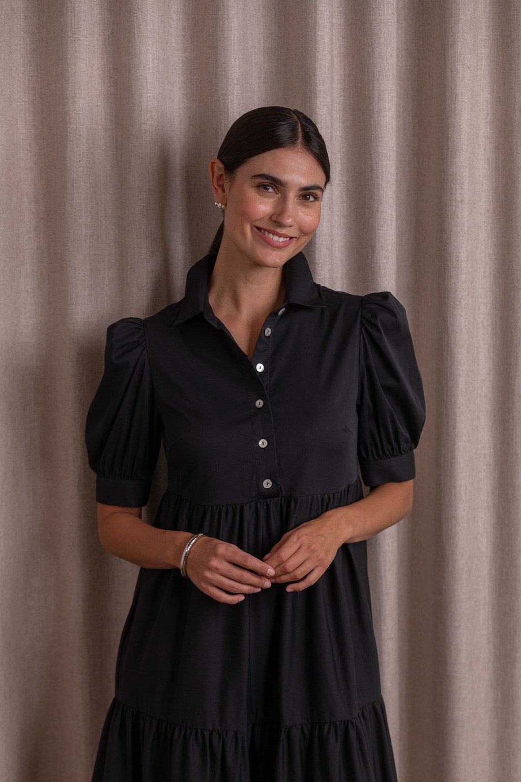 Lyhythihainen puuvillasekoitemekko puhvihihoilla, säyvssä black