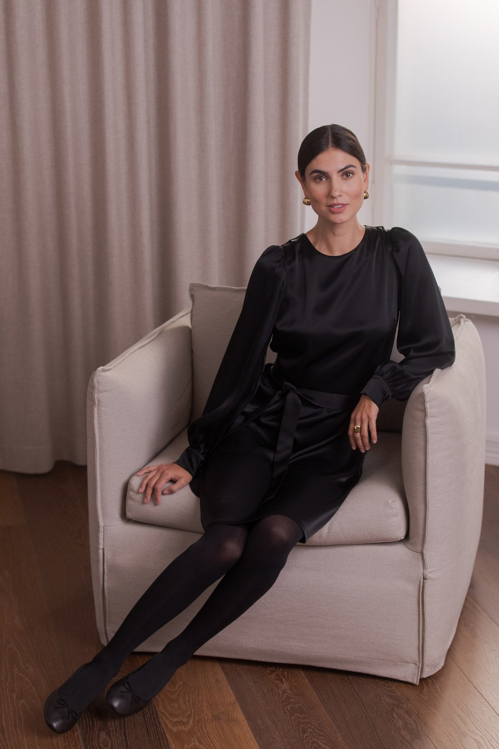 Musta mekko, jossa pitkät puhvihihat. Valmistettu laadukkaasta triasetaatista.