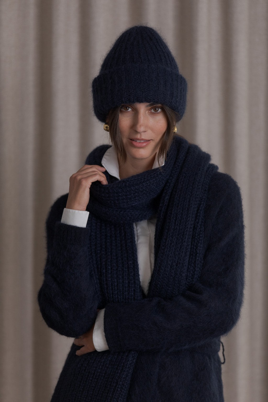 Paksu kaulahuivi tummansinisen neuletakin kanssa