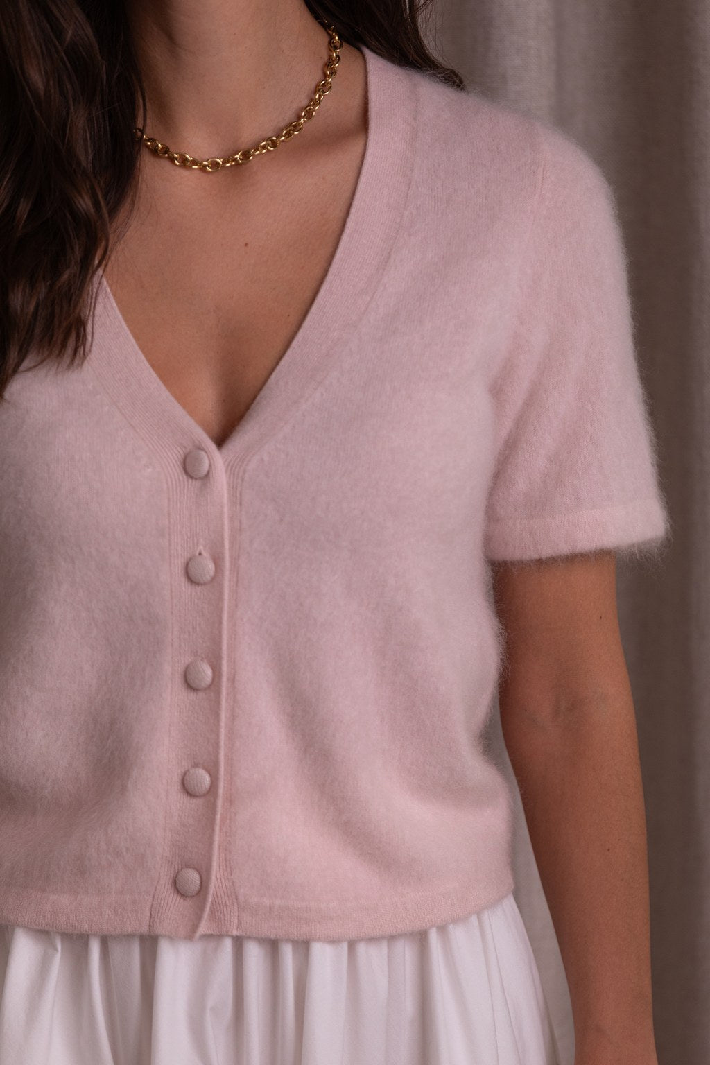 Lähikuva Original Storyn lyhythihaisesta kashmirneuletakista, jossa v-kaula-aukko. Sävyssä pale pink.