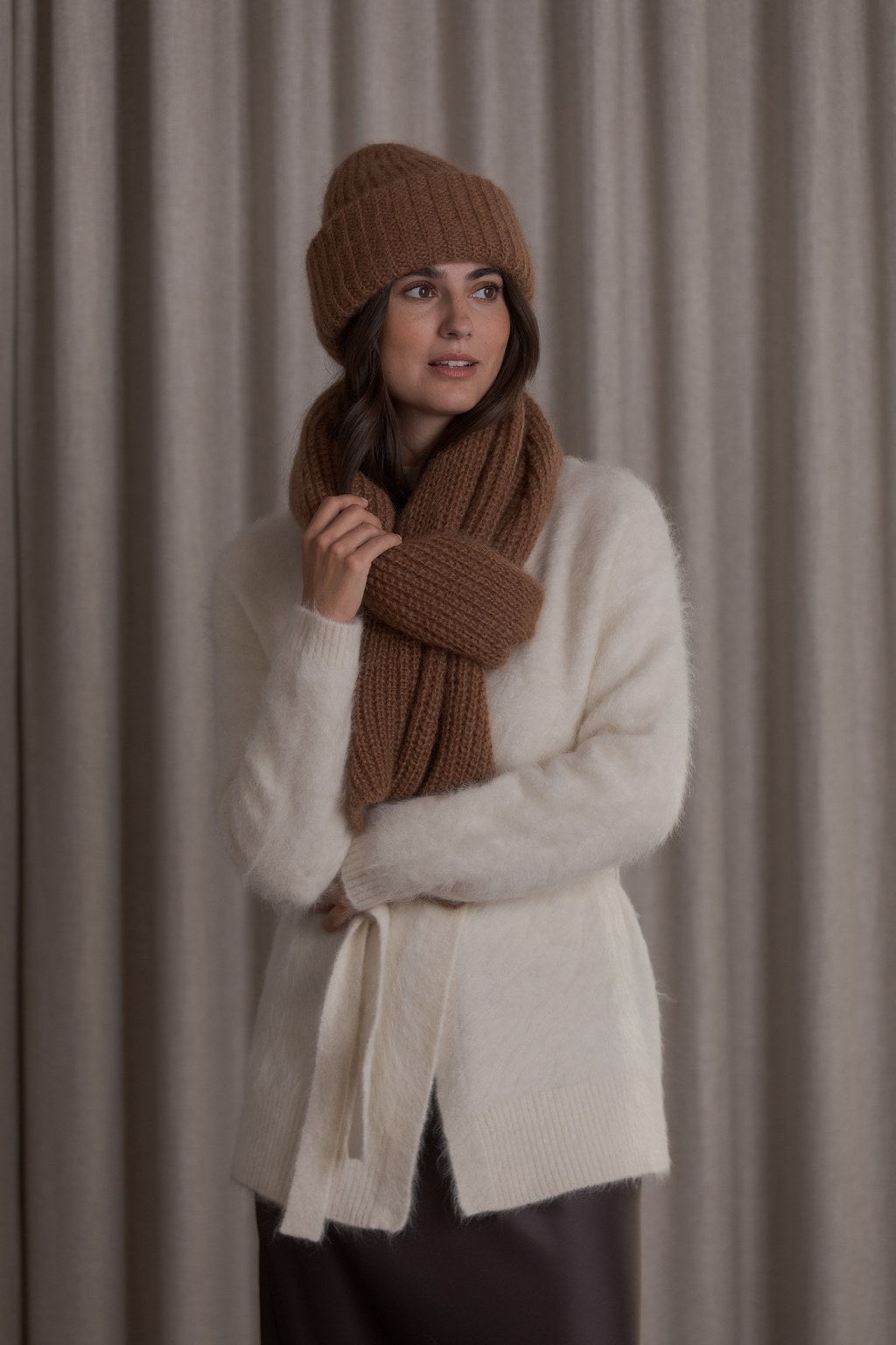 Paksu mohair huivi sekä pipo valkoisen neuletakin kanssa.